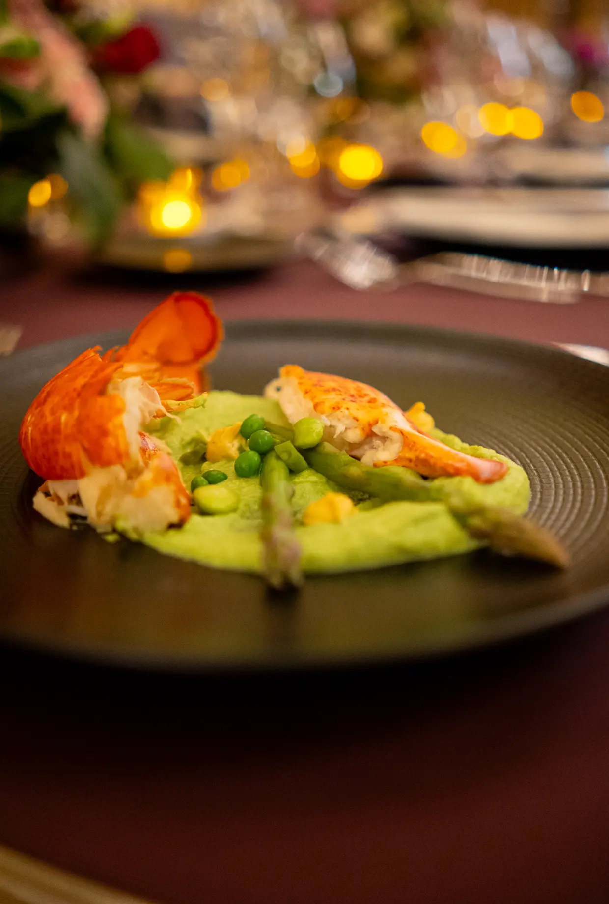 Assiette de homard et crème de petits poids, photographe culinaire de Rouen