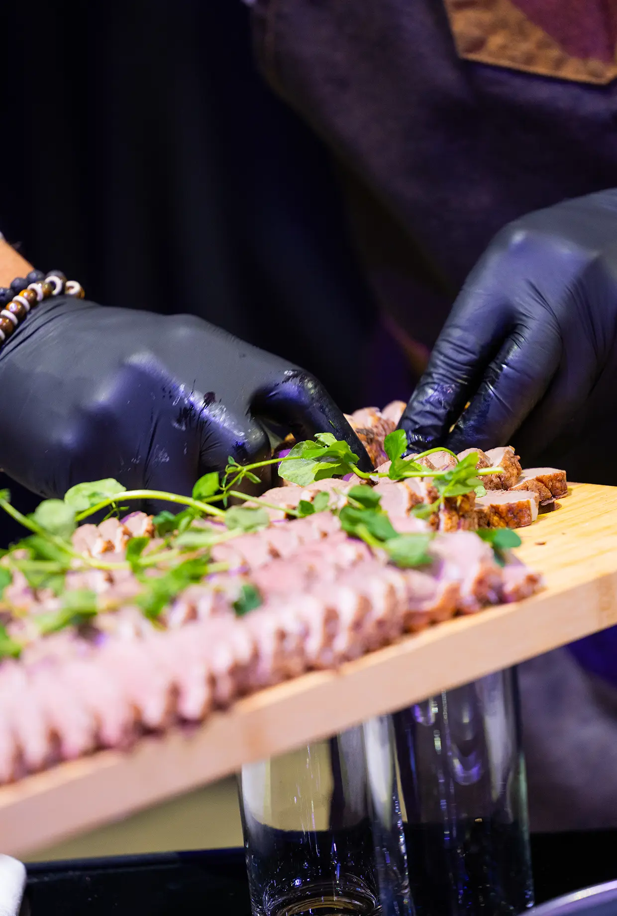 Animation de découpe de filet mignon pendant une reception, photographe culinaire de Rouen