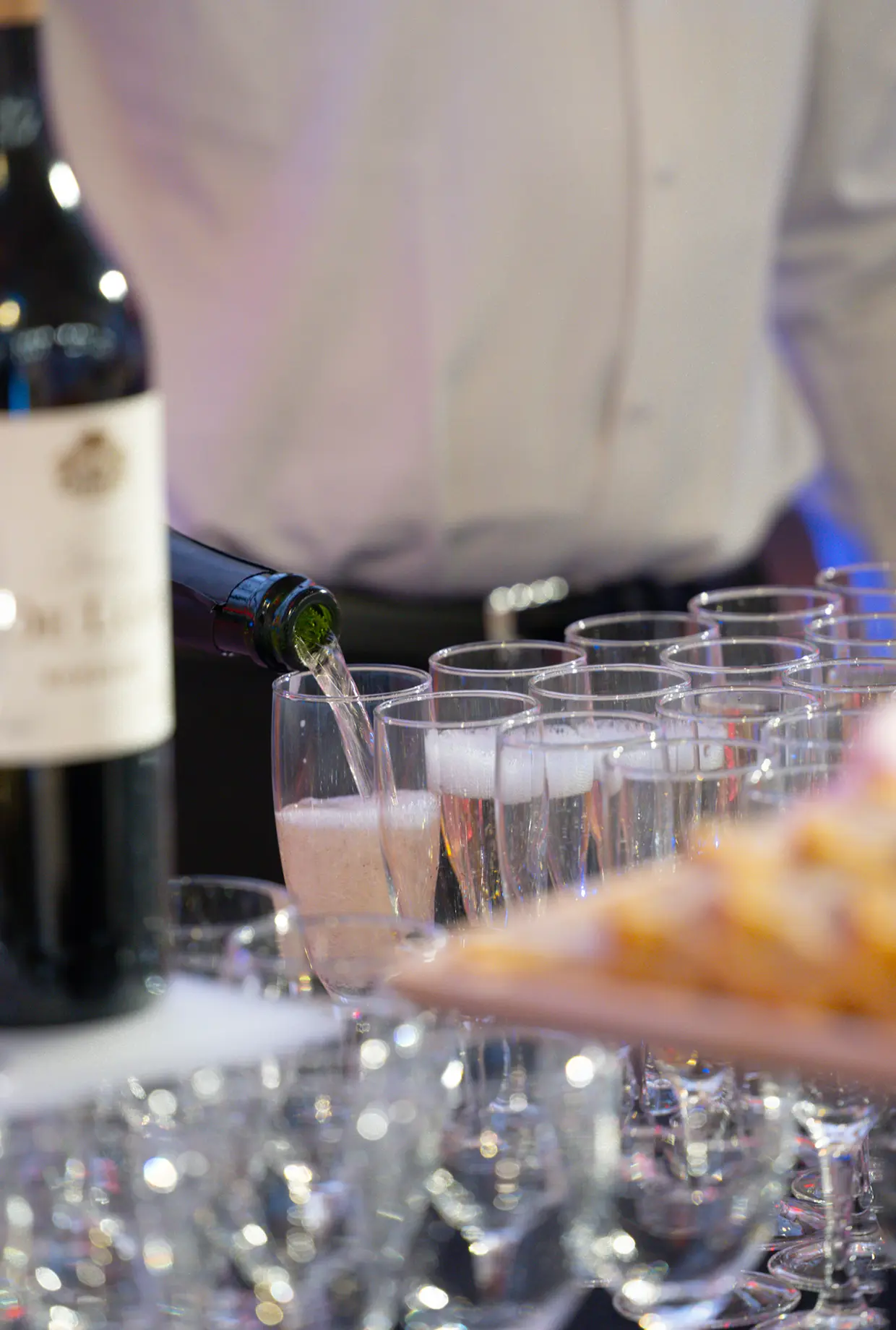 Service de champagne pendant une réception, photographe culinaire de Rouen